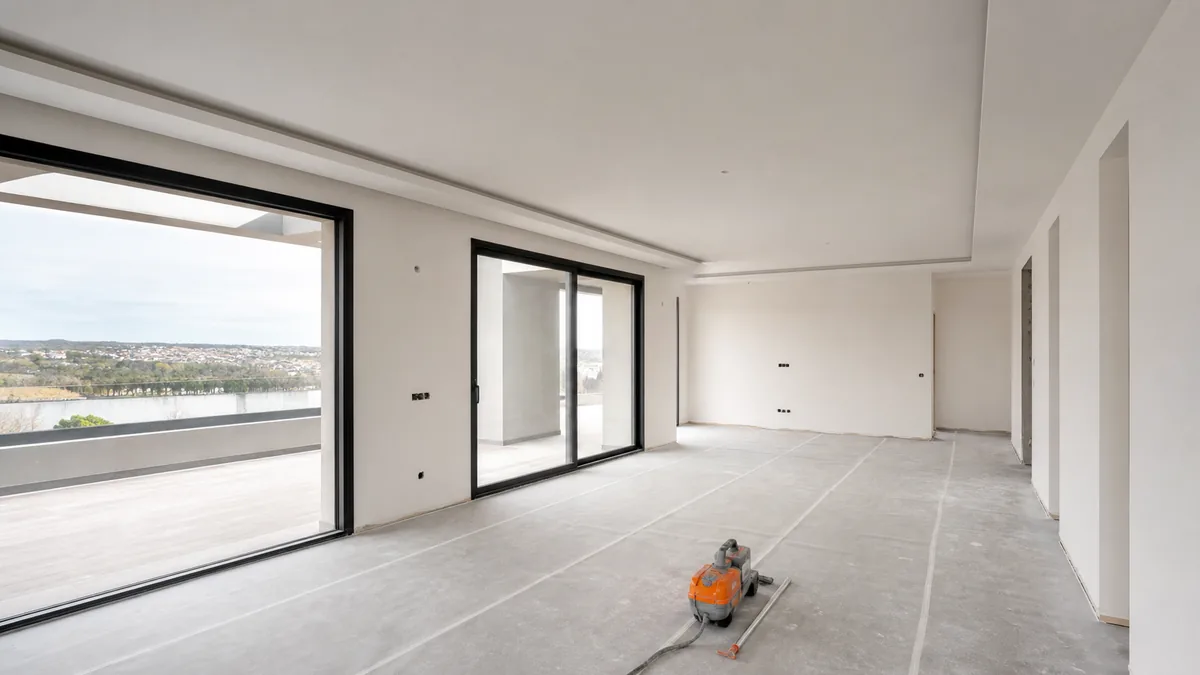 Batıkent alçı sıva ve boya badana uygulanmış modern iç mekan